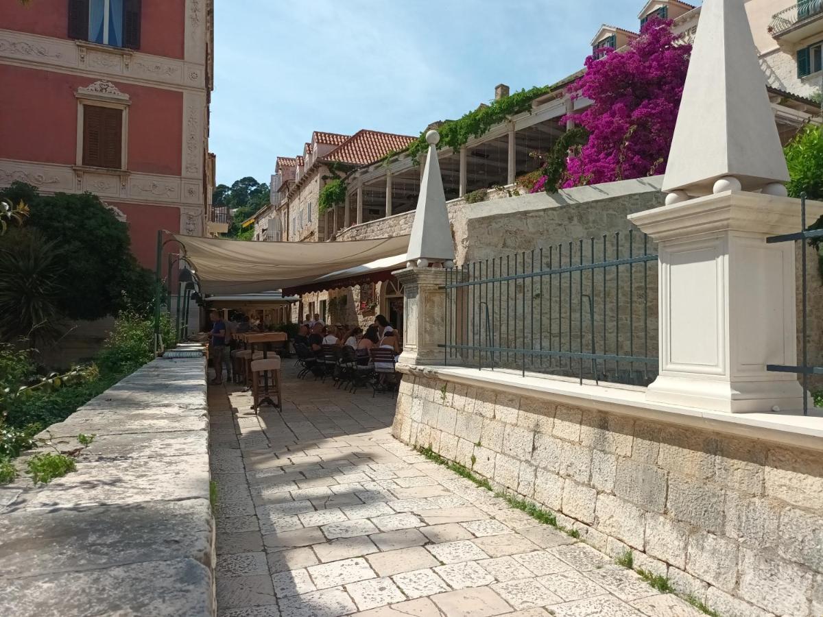 Jesliving Hvar - 2 Bedroom Elegant Apartment With Sea View In Historic Center Of Hvar Town Zewnętrze zdjęcie