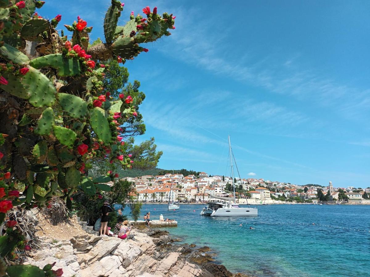 Jesliving Hvar - 2 Bedroom Elegant Apartment With Sea View In Historic Center Of Hvar Town Zewnętrze zdjęcie